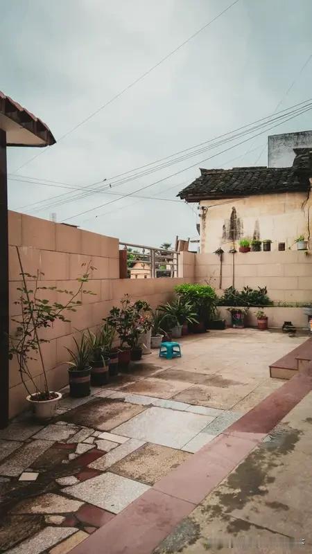 常年在外工作、对接生意，每天周旋人情、利益、琐事。人堆里待久了，就会不自觉紧绷，