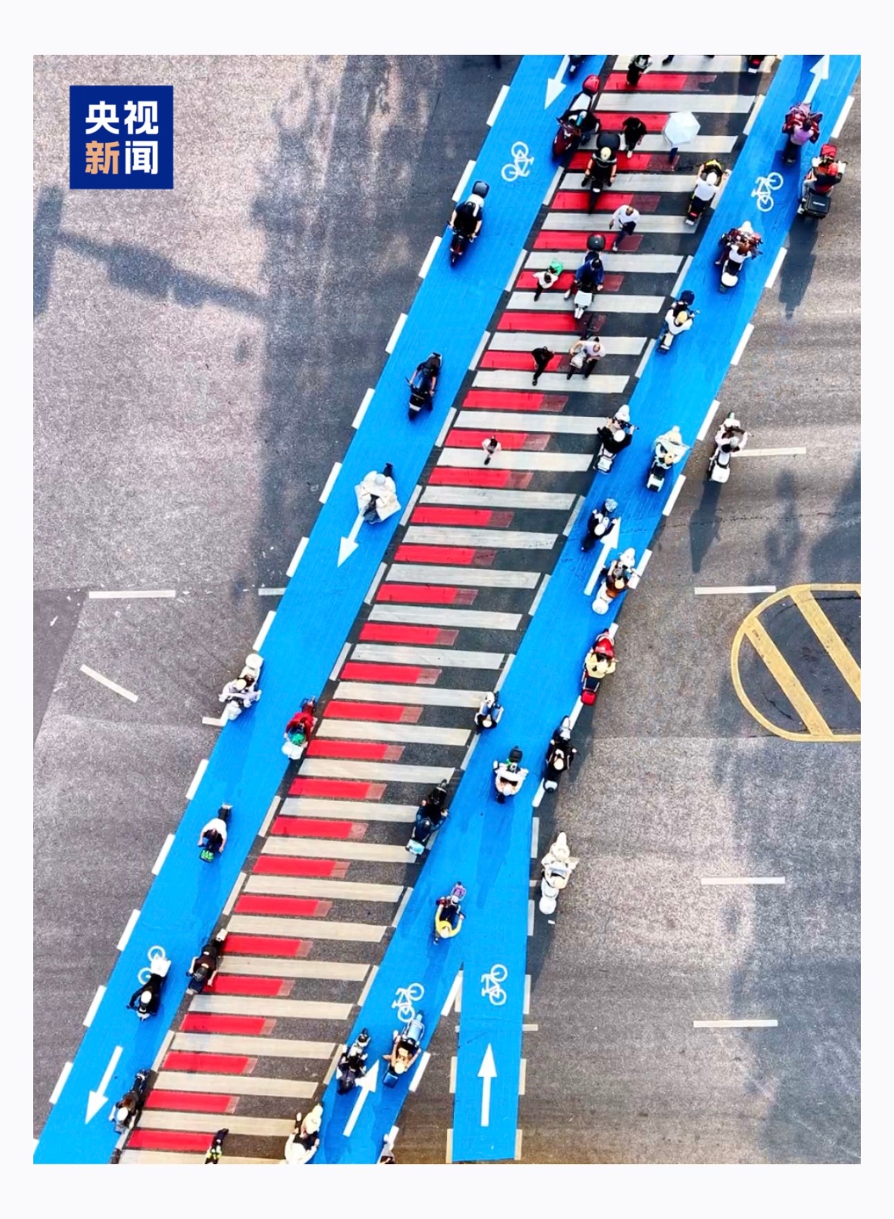 【“蓝道过街”获赞，网友：建议全国推广！】　　（央视新闻 2026-03-28 