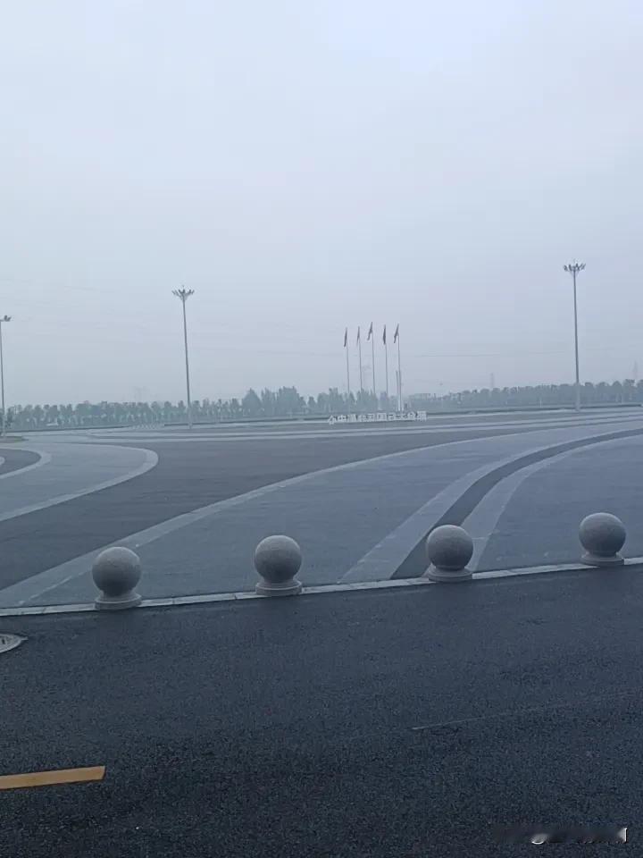 邢台又一地标性建筑，不知什么时候落成的，今天有幸到此一游，到里边转了一圈，看个演