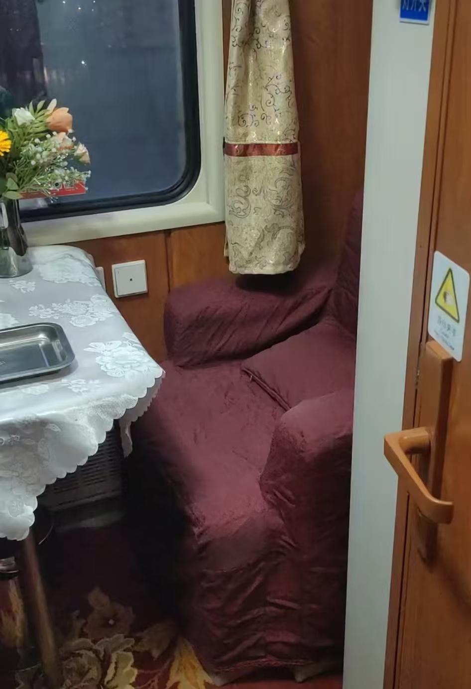 藏不住了，太豪华！
2月8日17:14，湖北极目新闻记者詹钘报道，有网友晒出列车