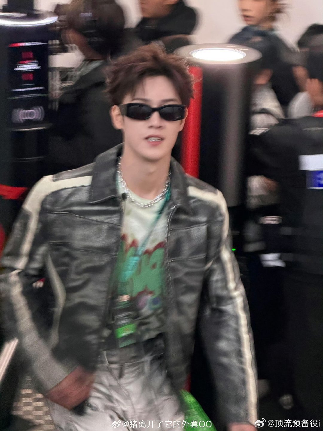 李昀锐f1赛事现场路透，机车服男神炸街！！ 小手办 