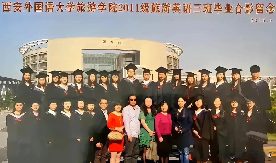 看完董宇辉的大学毕业照，发现他果然是凭实力单身。班级一共就两个男孩，一个还长期不