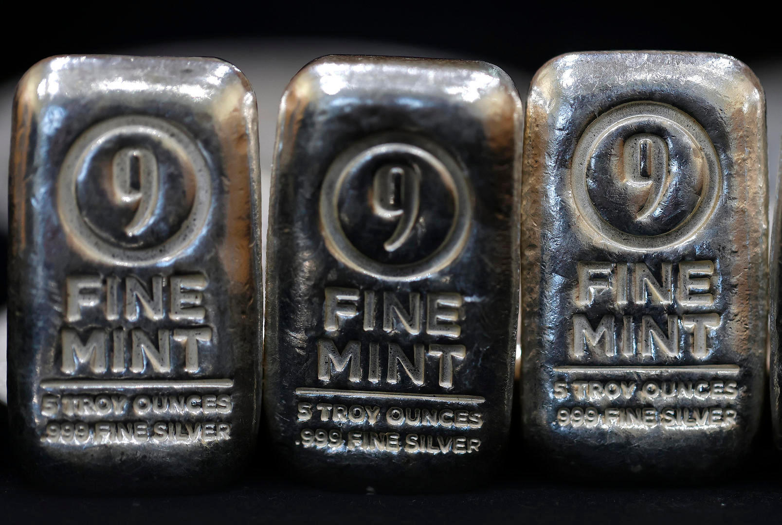 【#白银涨逾80%疯狂程度远超黄金#】#金银比创13年来最低值# 新年伊始，银价