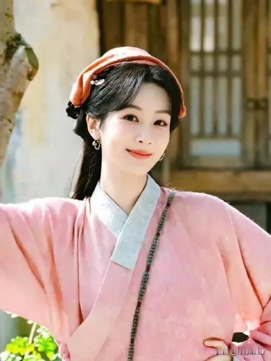 杨紫是顶流吗 杨紫必需是顶流吧。从网友评选2023四大女顶流有她就可看出。首先作