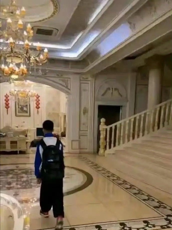终于知道为什么要强制穿校服了 ​​​