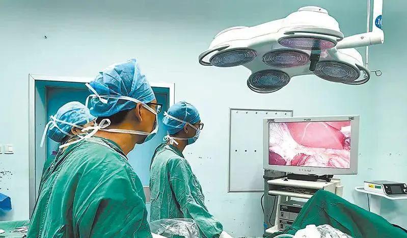 胆囊切除手术后几个月，为什么许多老人却频频遭遇腹胀腹泻的折磨？

手术本该结束腹