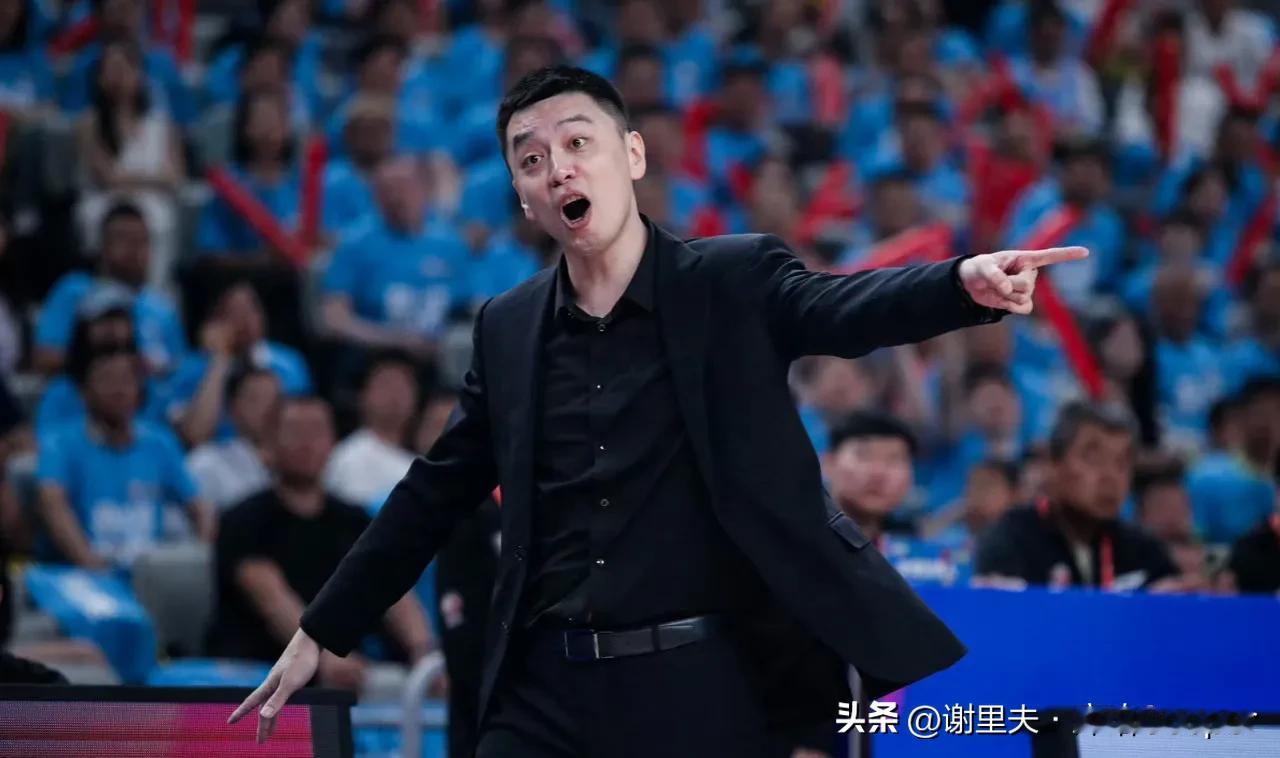 你说可笑不可笑！杨鸣从来没拿过最佳教练员，却是最年轻的CBA王朝教练，辽宁的球员