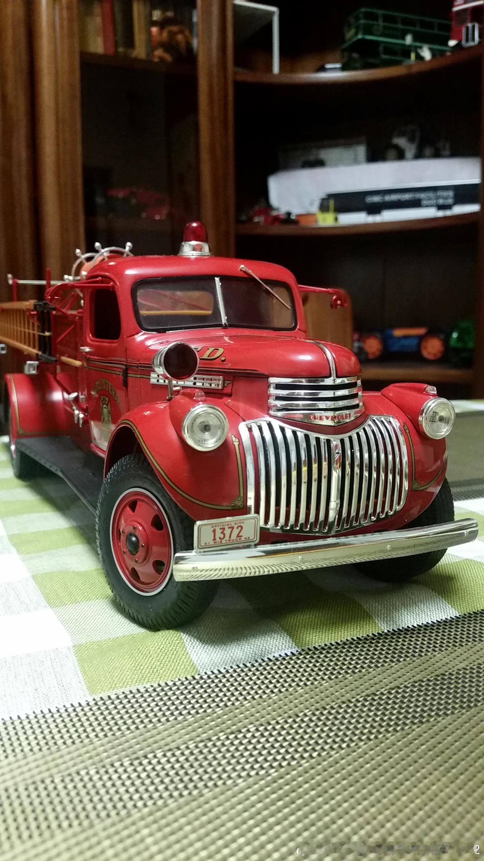 雪佛兰消防车模型，HW61出品比例16。     车底是二战前后雪佛兰中型卡车，