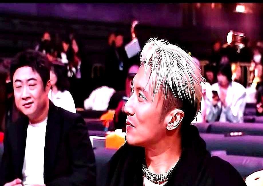 乔杉抢过话筒，冲着台下的谢霆锋喊：“哥！下次我割个双眼皮再来见你！”
 
全场瞬