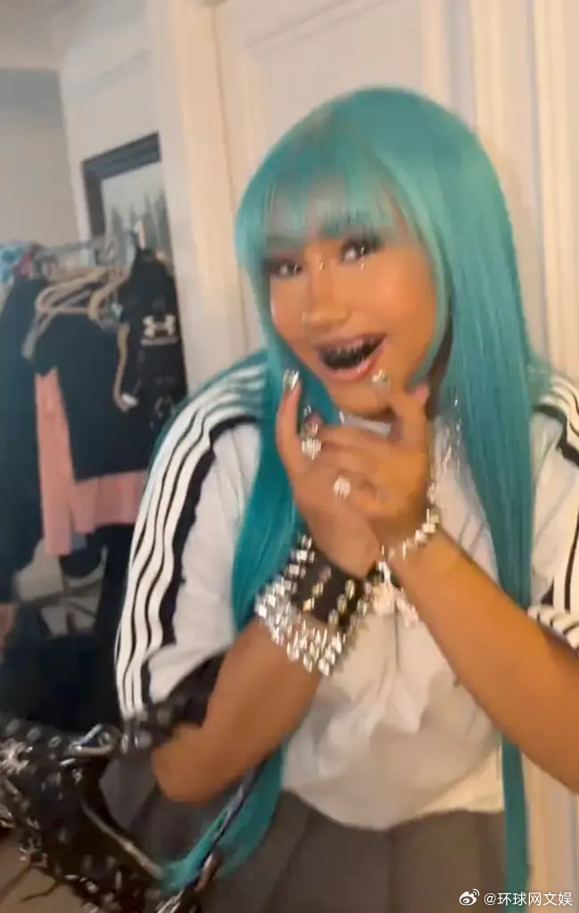 【#侃爷12岁女儿社交账号被删#，此前因着装引发巨大争议】据外媒报道，侃爷（Ka