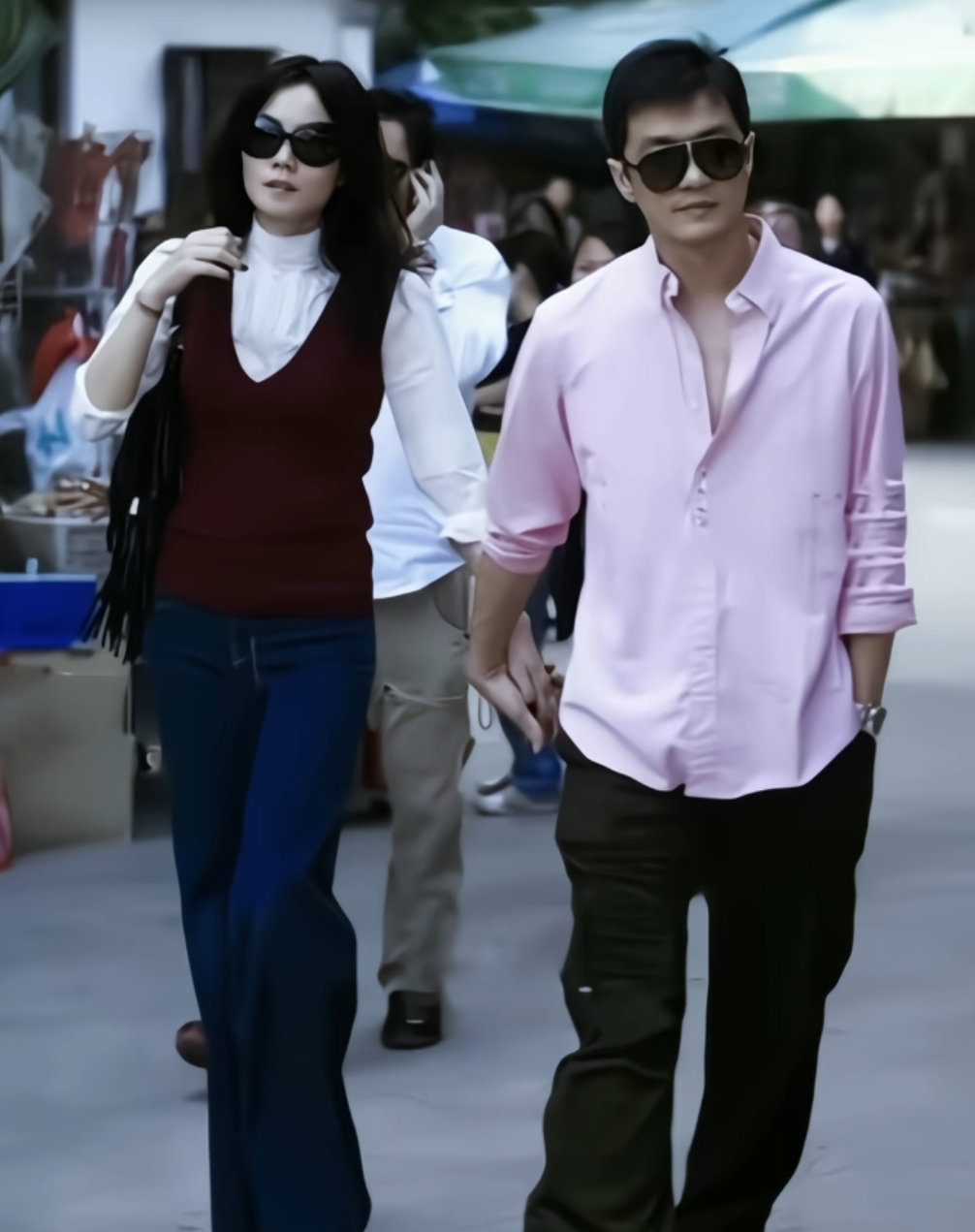 那个时候鹏哥一定很爱很爱王菲吧，走哪里都牵着她的手，看着好高配的一对！ 