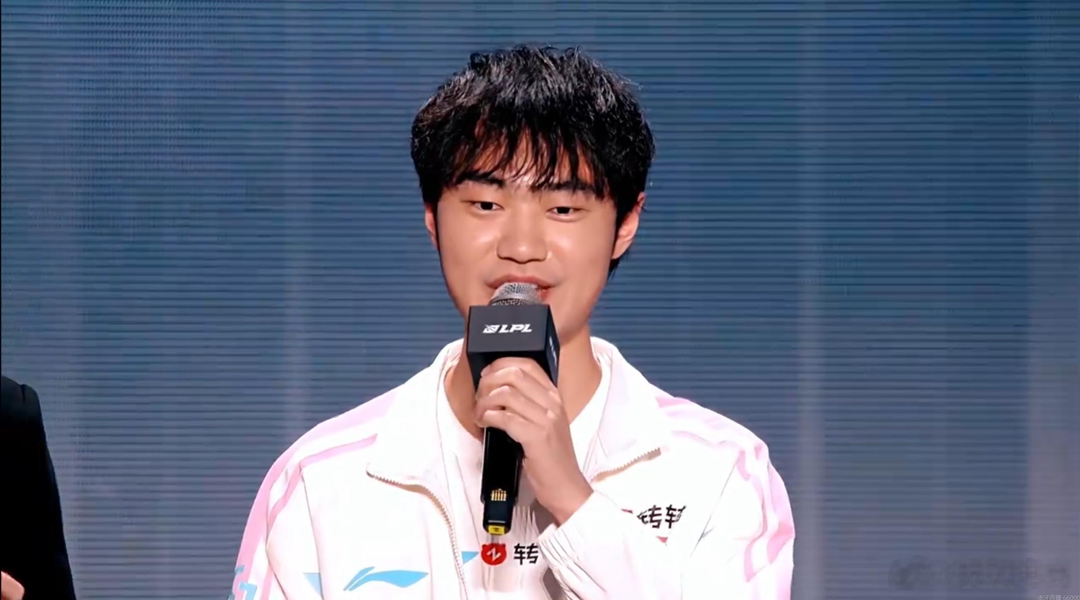 🎤：这是你的第五个FMVP，你觉得跟之前有什么不同么Knight：我已经想到了