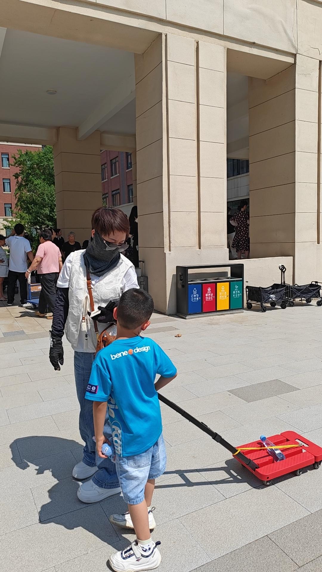 2026.7.13星期一
住宿学生放假：接学生的私家车一直排到校门口两里远，进入