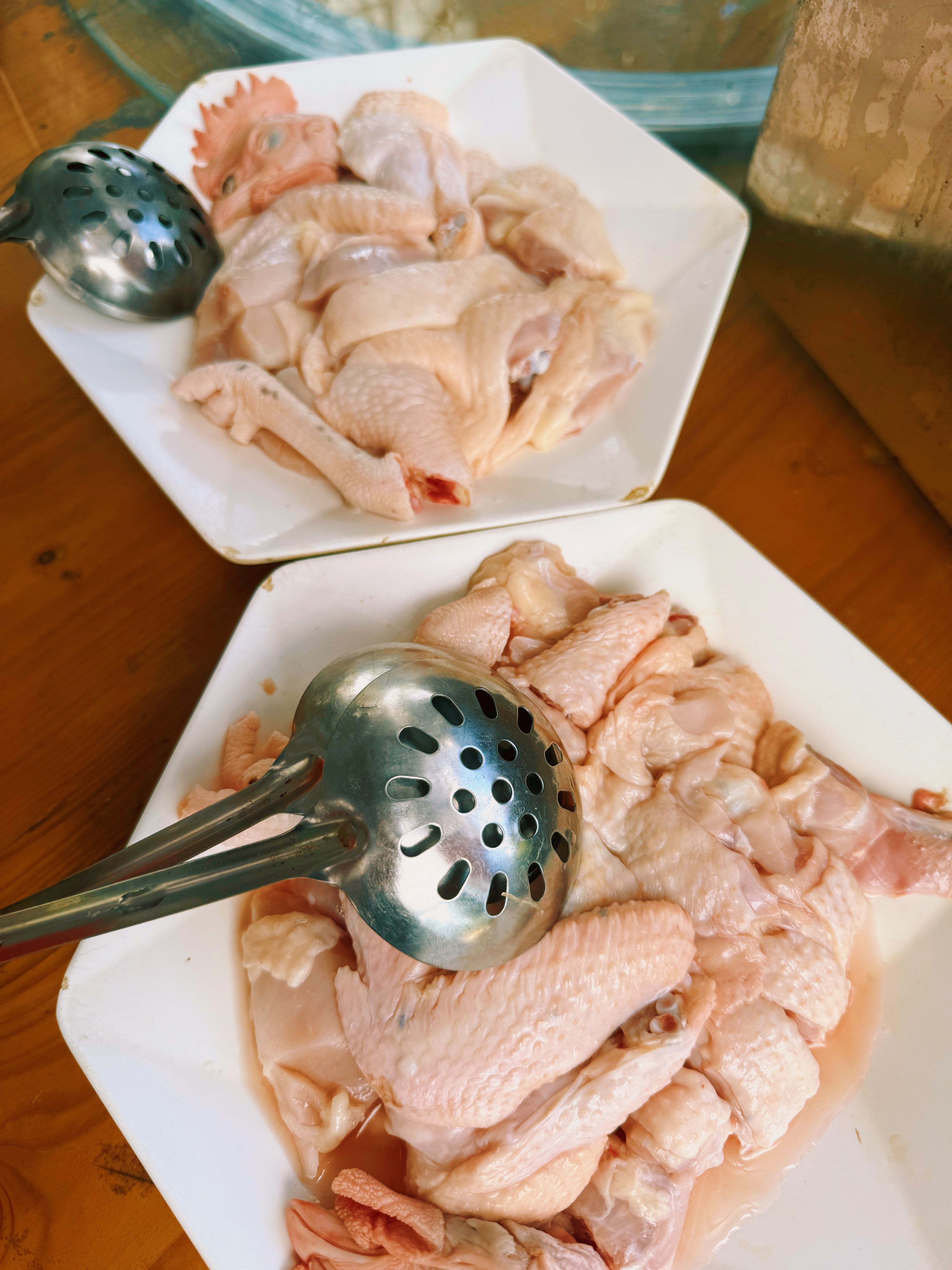 文昌椰子鸡，要吃就吃本地现杀鸡一喝椰子汁鸡汤，味美沁心。二吃文昌鸡，蘸料入口、鲜