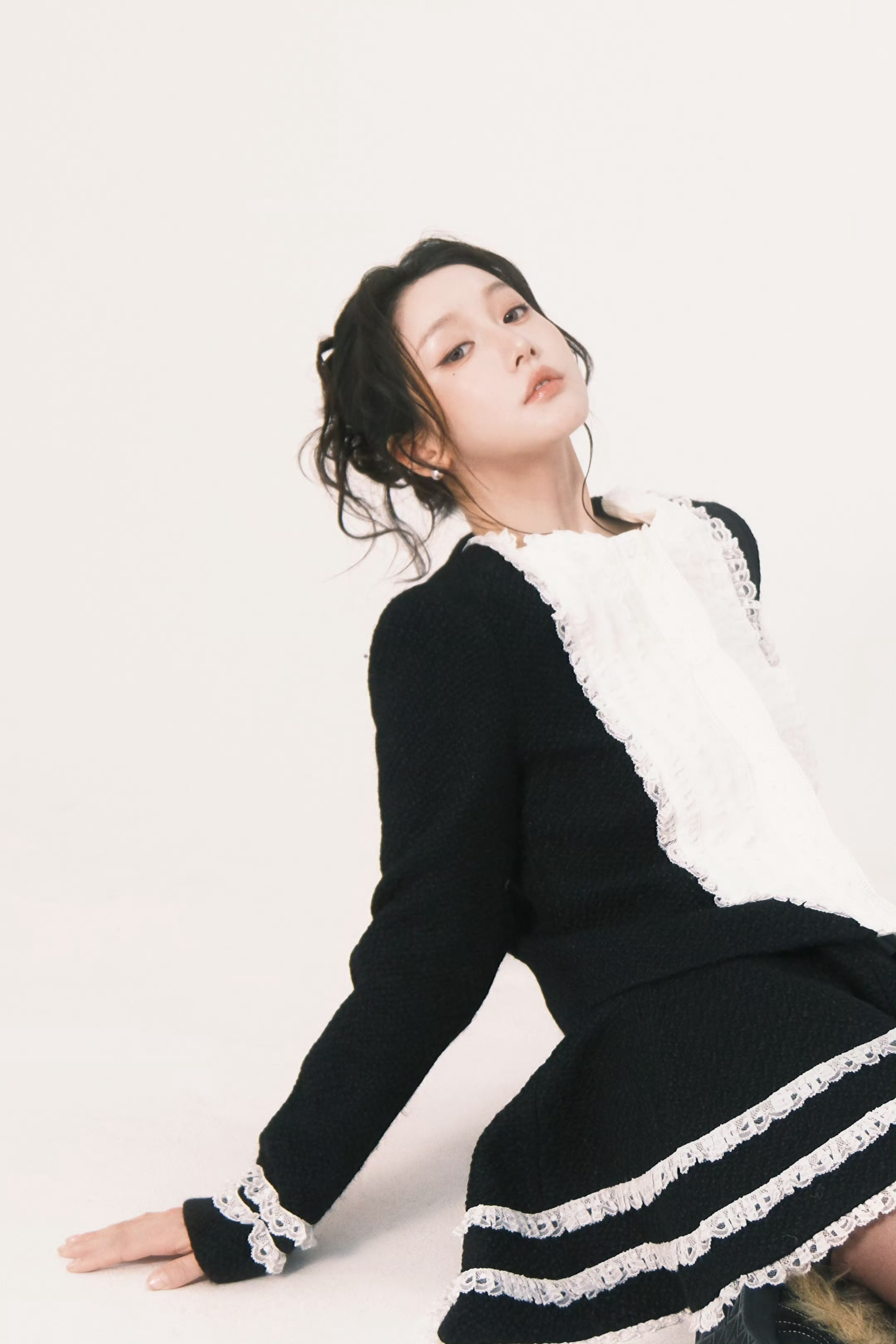 姜贞羽新年黑丝造型 