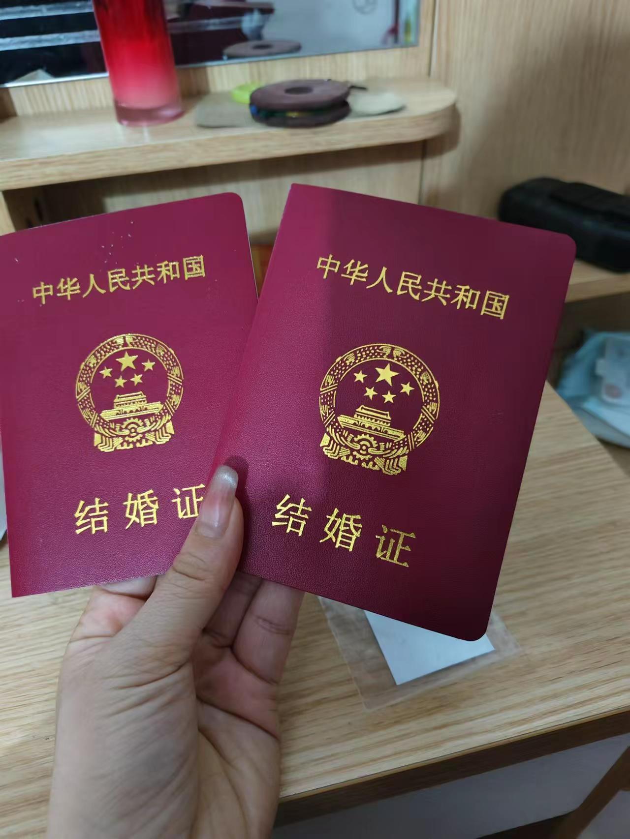 我是你明媒正娶的合法老婆，红本本攥在手里，我怕什么？尽管去外面逢人就介绍“这个是