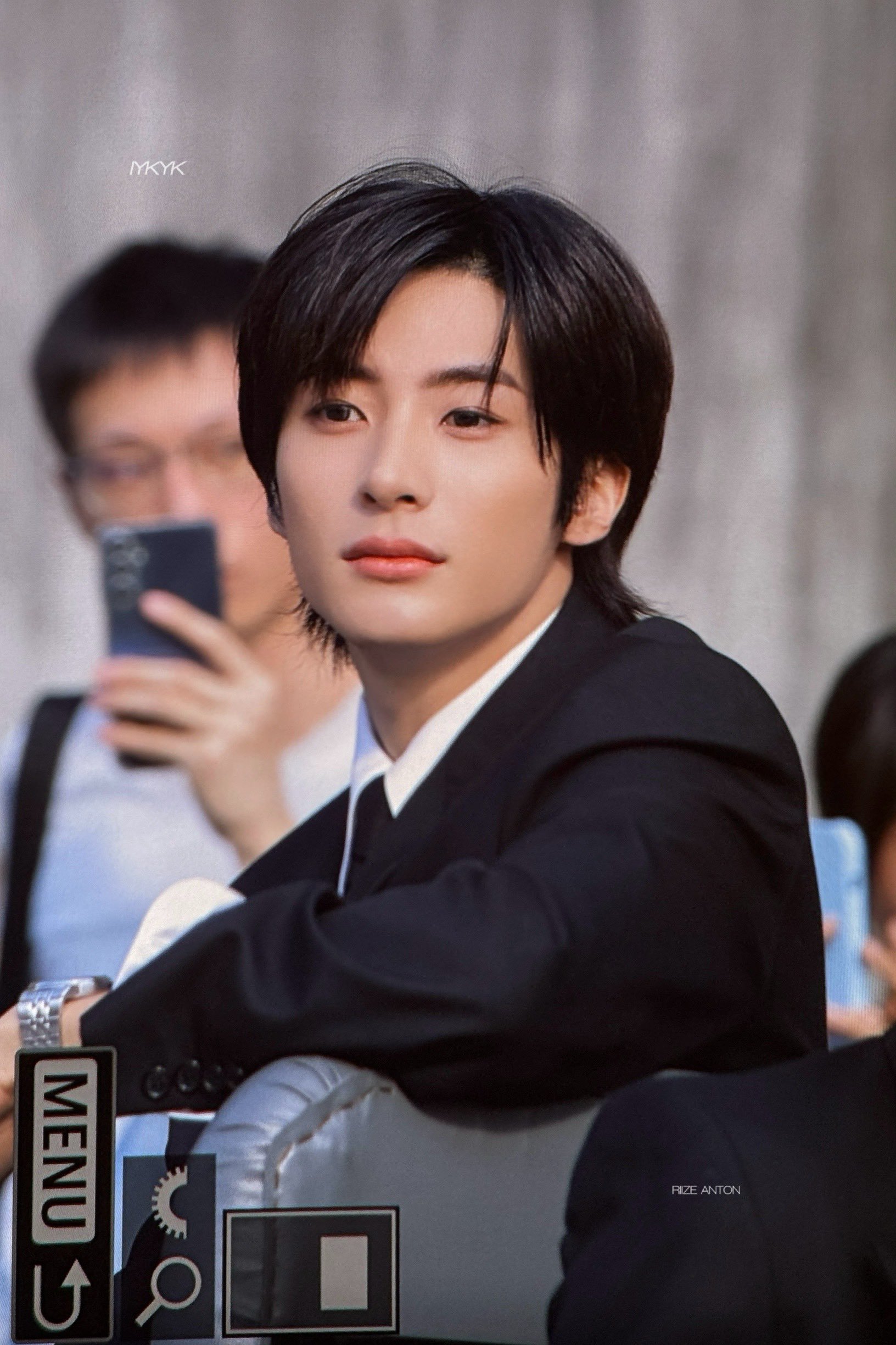 2025AAA身穿黑色正装的Anton，帅气！ 