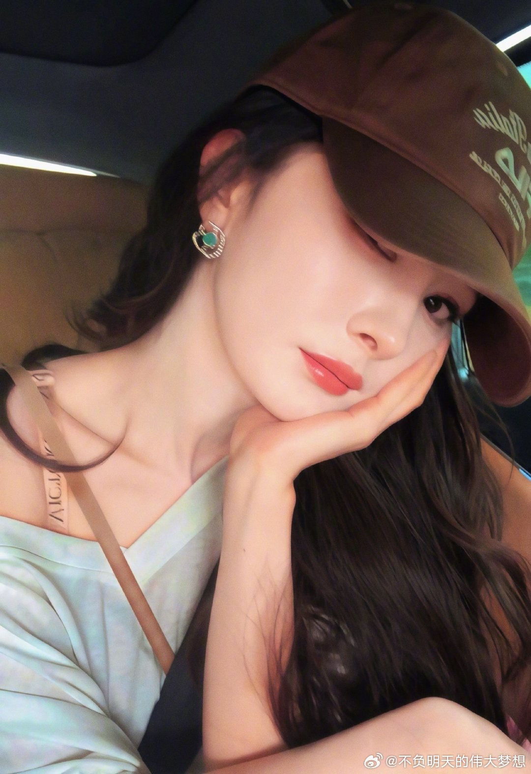 杨幂我今年52你幂又四处整活了，全世界正数第一爱开自己玩笑的女孩，那就奖励演戏演