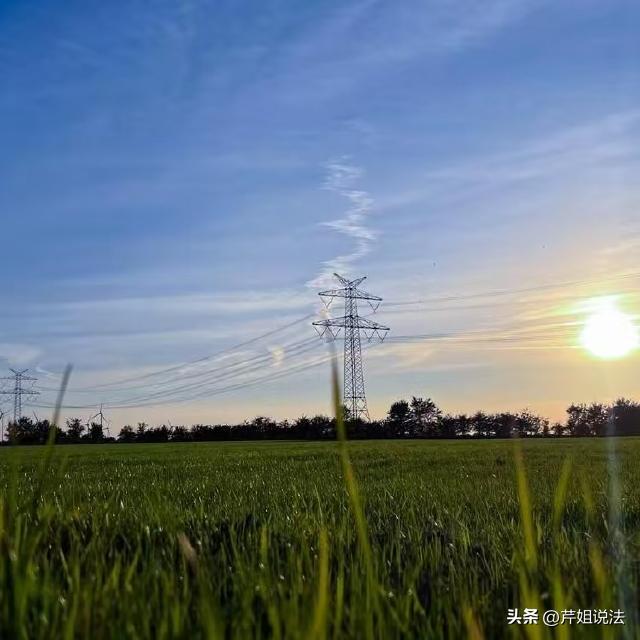 甘肃张掖，家中老人离世，家属请了道士帮忙办后事，道士指挥同村村民立纸楼时失误，纸