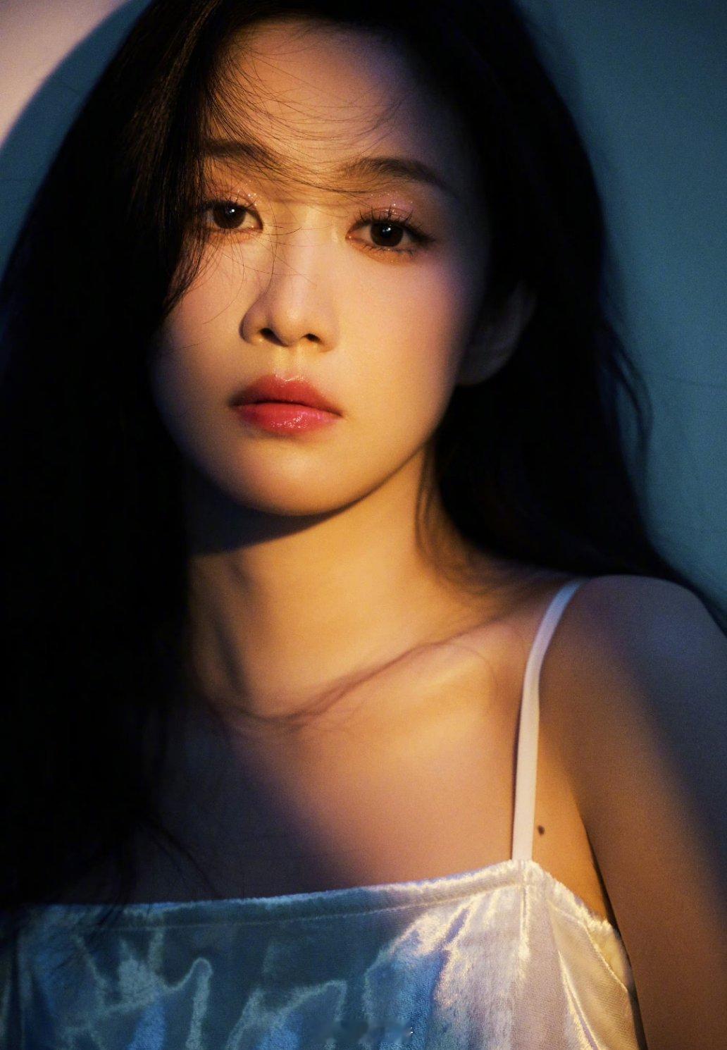 在综艺节目《我家那闺女2024》中，刘美含和男嘉宾在游乐场约会时，被路人认出但路