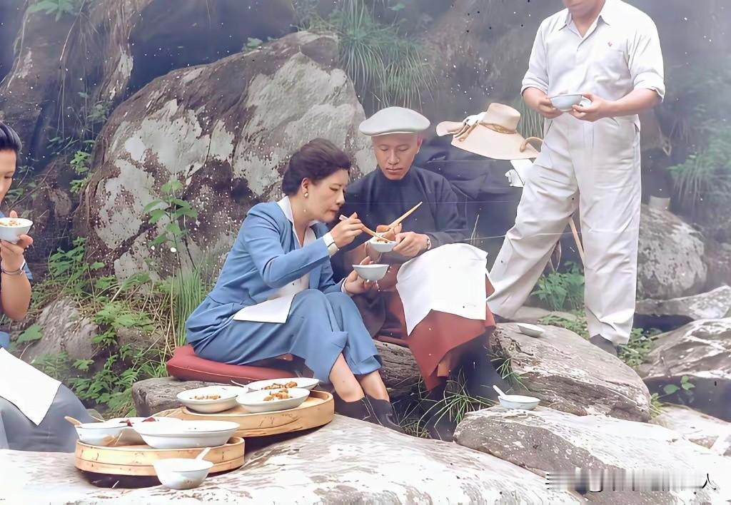 信不信？
认识这几个人的不多！也不知道是什么年代的照片，还别说他们穿的有模有样的