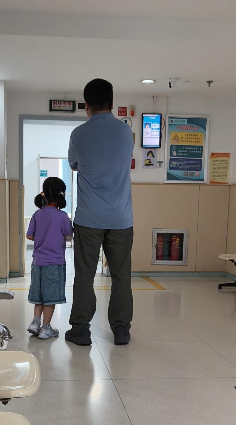 我跟大家讲，今天去医院差点闹笑话。儿子提前给孩子预约了大夫，我以为万事大吉，啥都