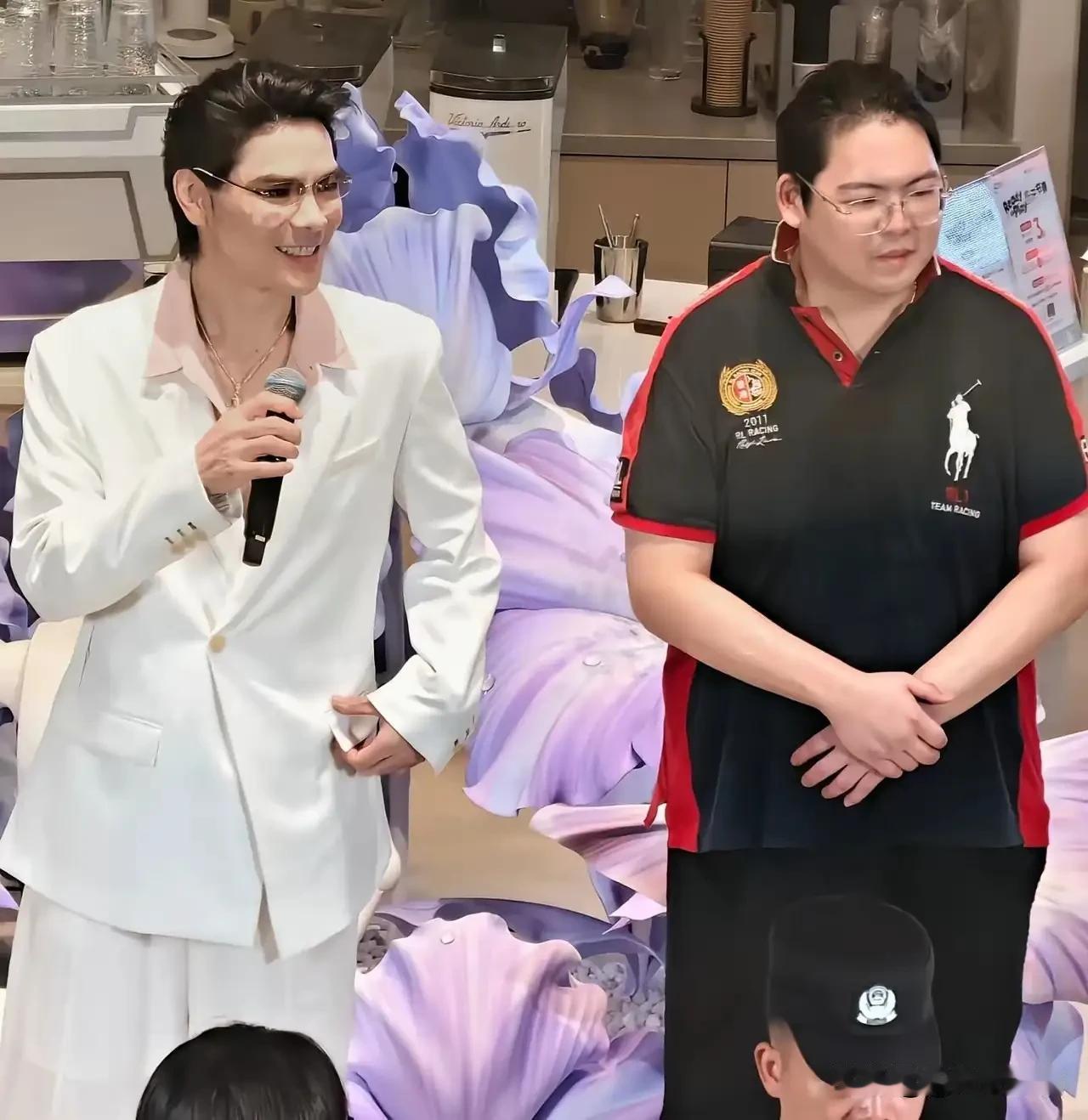 历经隔阂与非议，如今向佐主动带着向佑直播、线下见面会双双合体，这份手足情格外令人