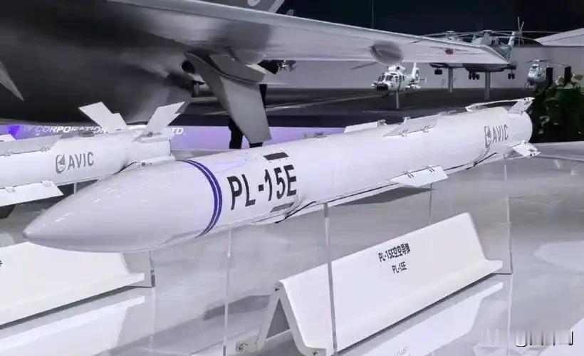 - 15空空导弹的精准度堪称卓越，稳居世界前列。

它搭载先进的主动雷达制导系统