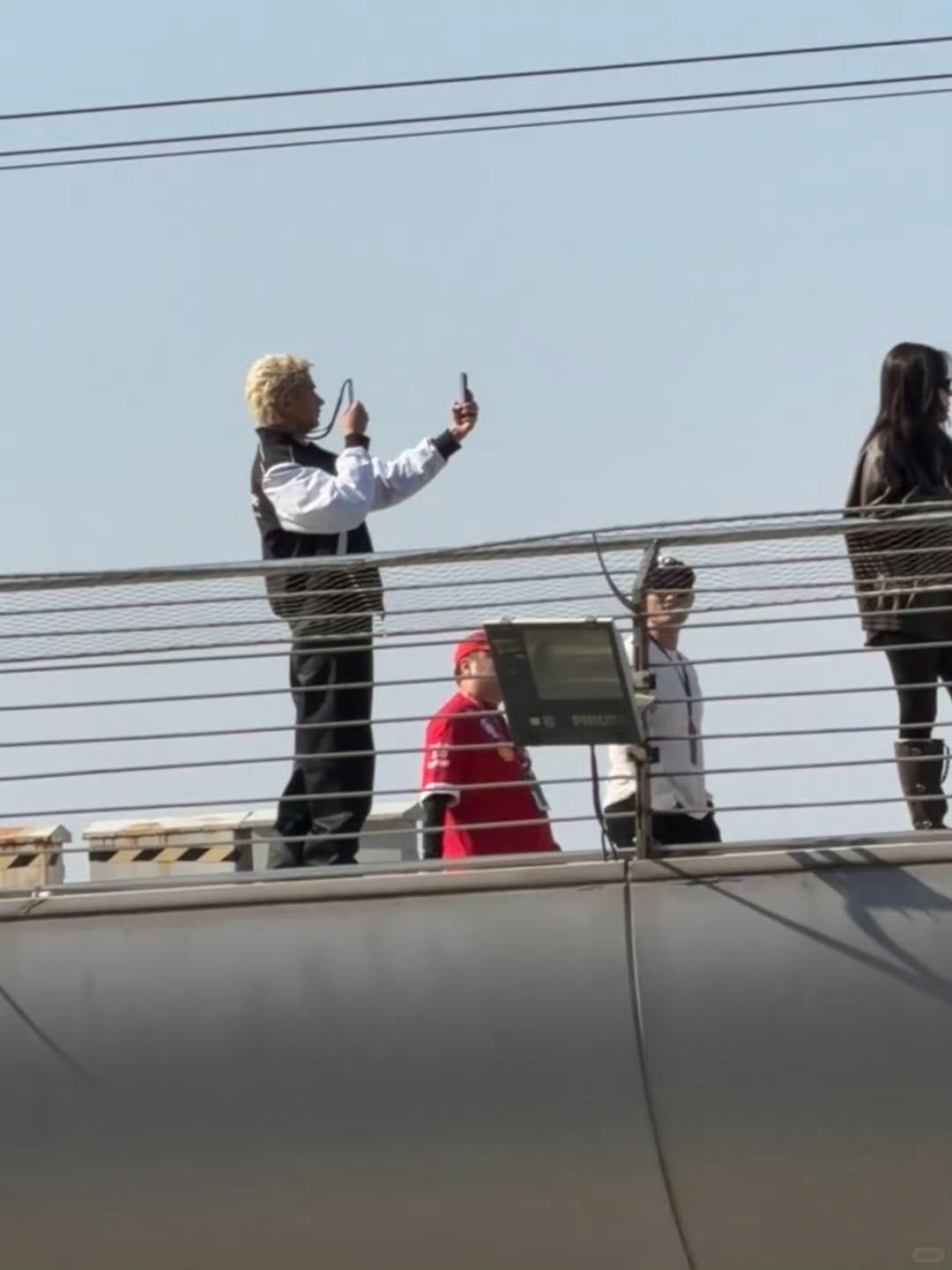 米卡的时尚赛道都到赛车了 内娱时尚天花板再添名场面，F1赛场造型潮到失控，米卡真