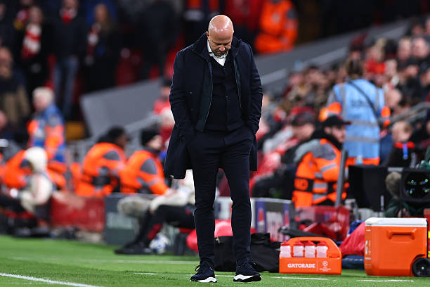 肢体语言暗示：又到了堆积前锋的时刻……暂缓（埃基蒂克受伤了被伊萨克换下） 