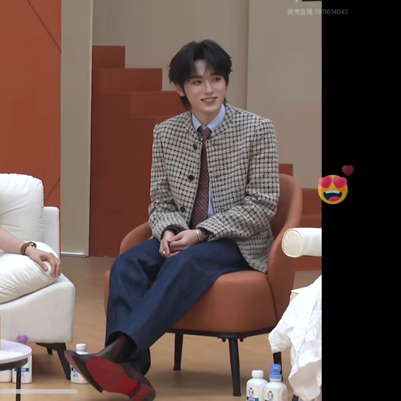 上面是萌脸下面是红底尖头皮鞋…我要晕倒了啊！！！ 
