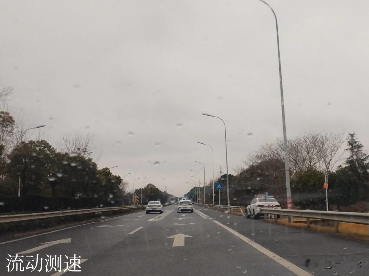 国道G104由南向北1172km处，流动测速车静静的等候试图超速的你，看清楚了吗