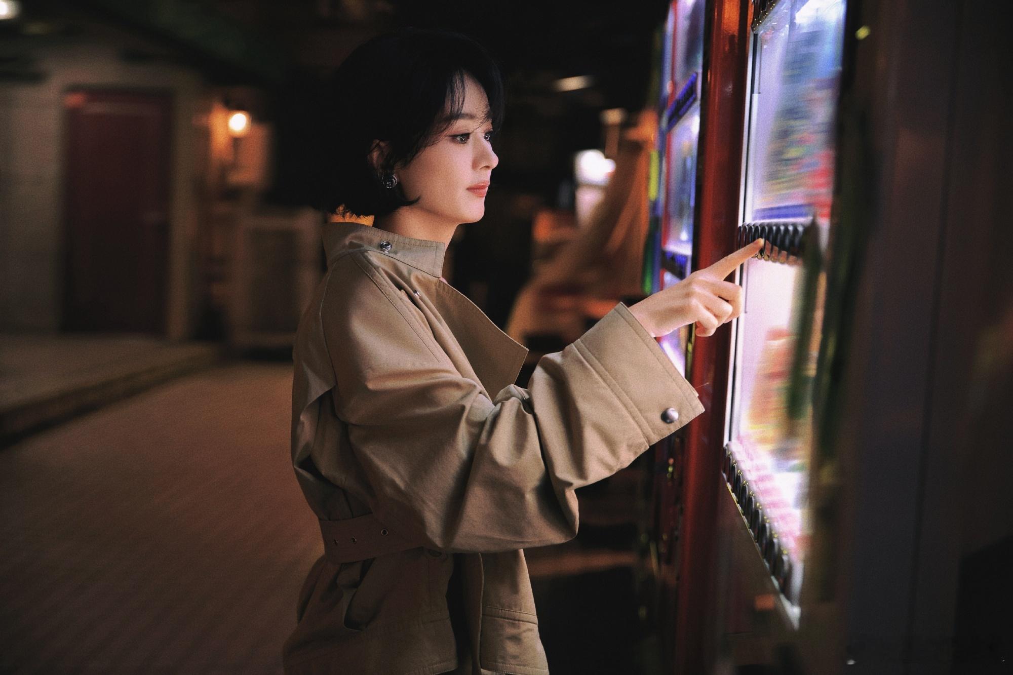 #赵丽颖夜色霓虹#赵丽颖街道夜色随拍，夜色霓虹～我的日系双开门老公姐，太帅了[给