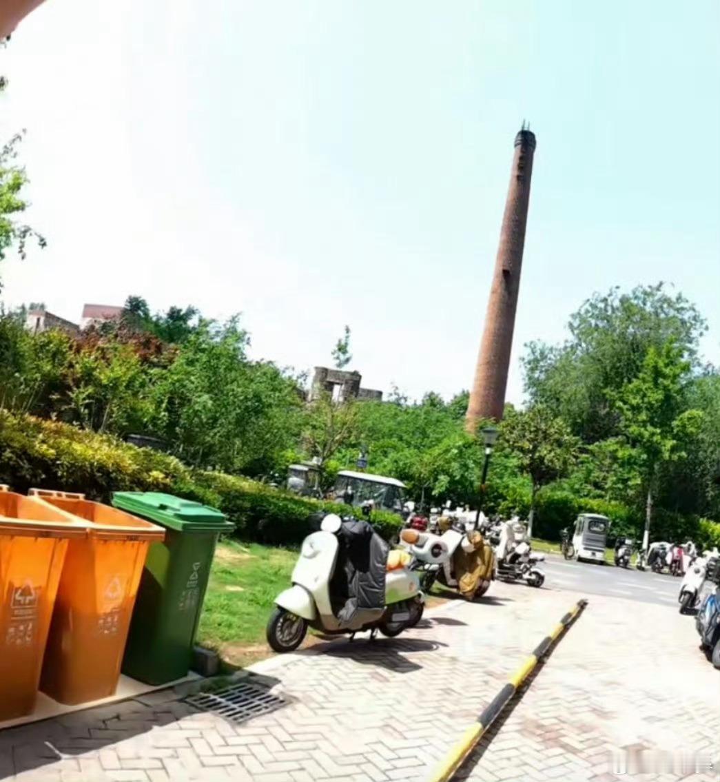 郑州顾客送外卖小哥绿茶竟中电动车善意与好运双向奔赴生活处处有温柔，外卖小哥克服电