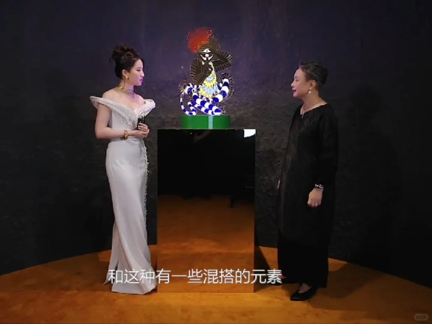 姐你站那里跟艺术品一样，好长一条