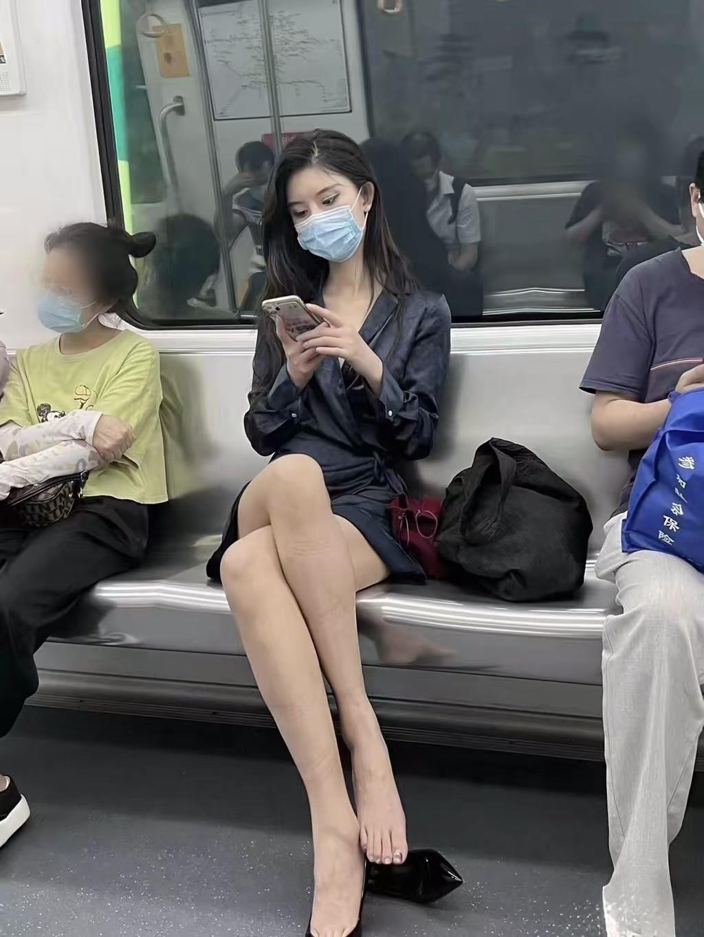 好像把她的鞋踹走啊，各位友友们支持我这么做吗？