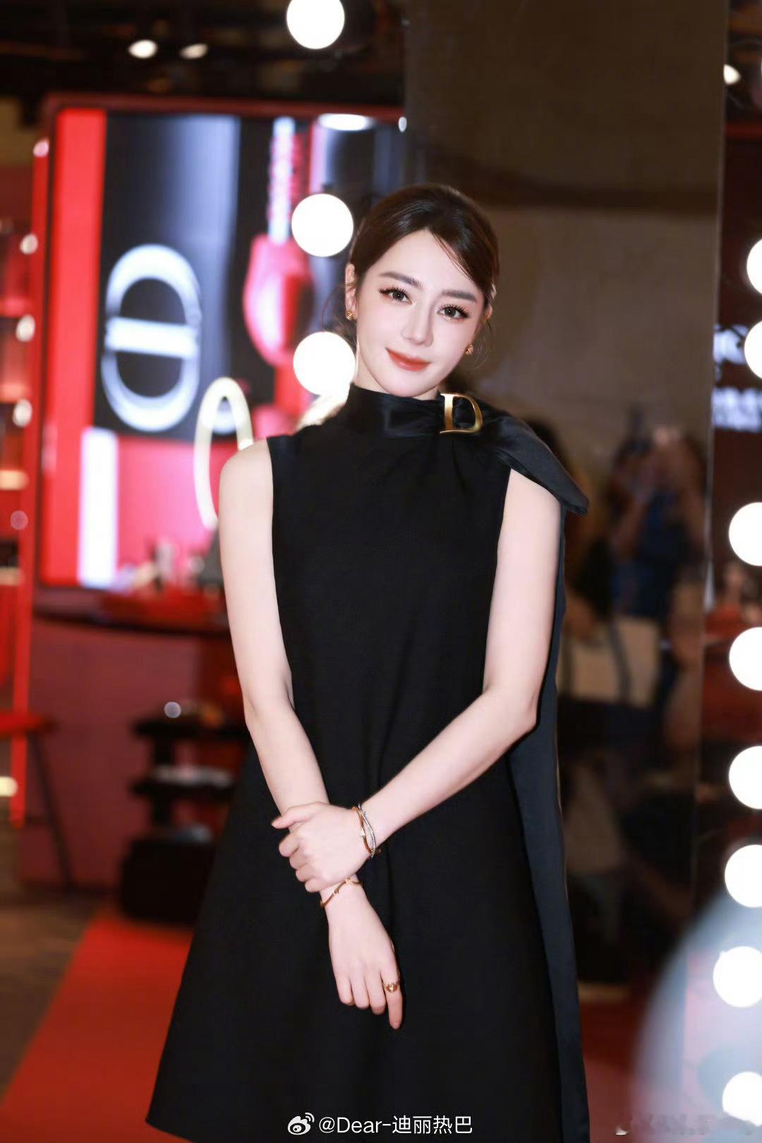 迪丽热巴与站姐第二次合照女神 