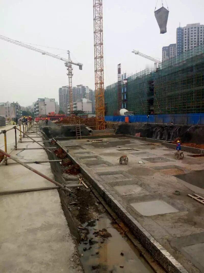 也不知道为啥工地上的工期要赶过年这几天，甲方催施工方，建筑公司又把压力转给劳务班