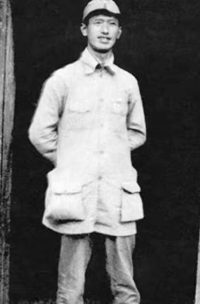 1933年，何畏在作战复盘会上和周希汉吵了起来，何畏从腰间拔出手枪，“pong！