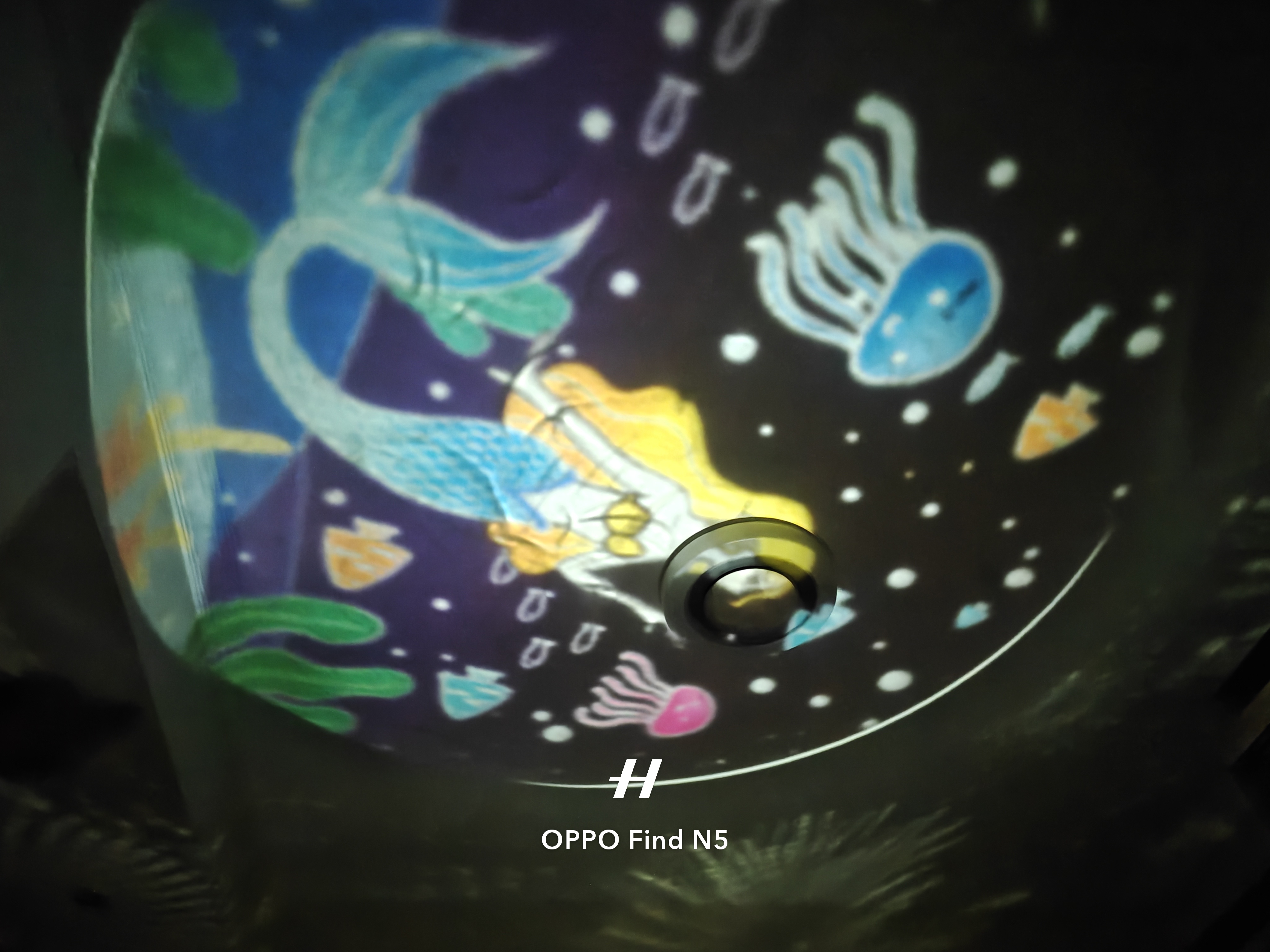 晚上哄「祖宗」，天花板投影了美人鱼。现在的小朋友真是幸福，很梦幻啊～ 