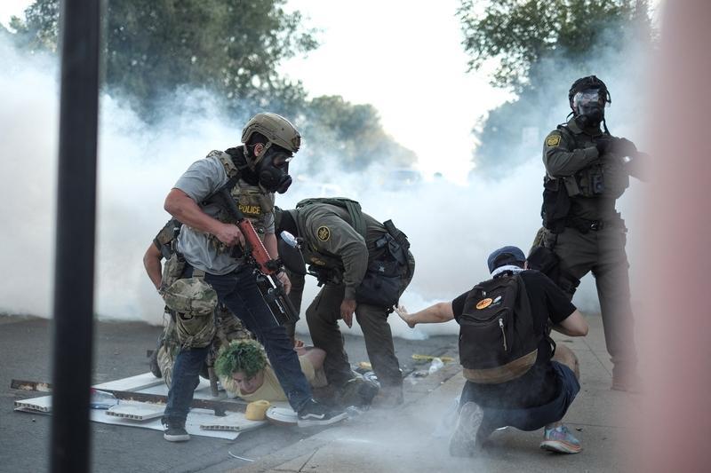 美移民执法人员与抗议民众打成一团 美移民执法人员和抗议民众打成一团这事儿可太常见