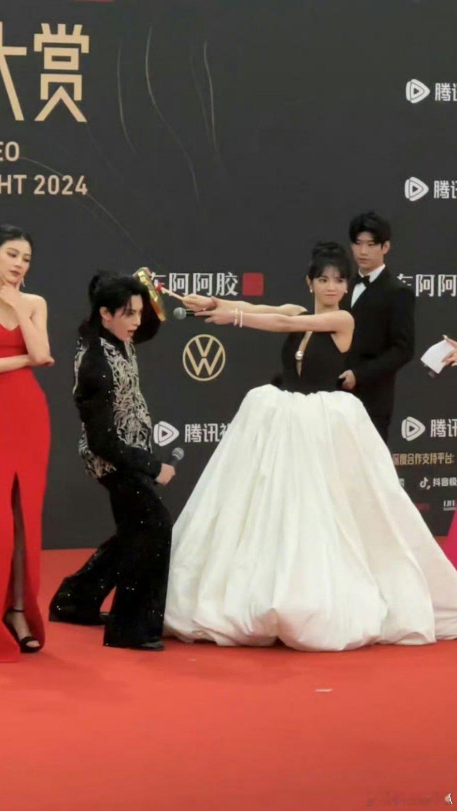 王鹤棣与田曦薇，孟子义搭档李昀锐，虞书欣携手丁禹兮亮相星光大赏红毯。棣久田长情深