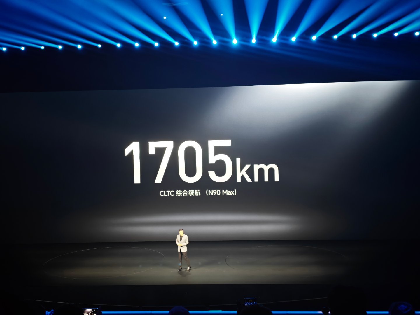 满油满电1705KM这个续航，真的离谱，满油满电上海到北京随便跑 