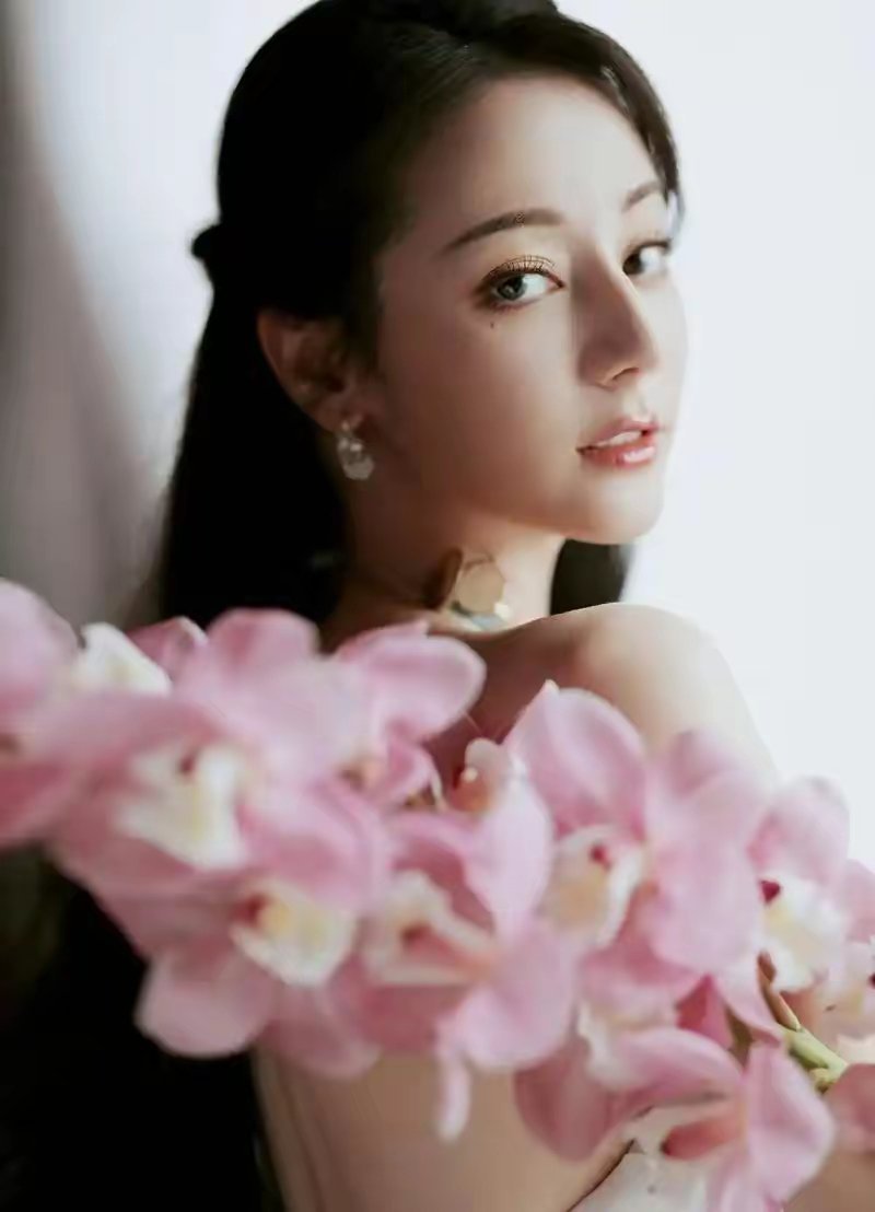 迪丽热巴，太糟心了！3月3日，迪丽热巴被困迪拜24小时，工作室道歉，没想到却曝出