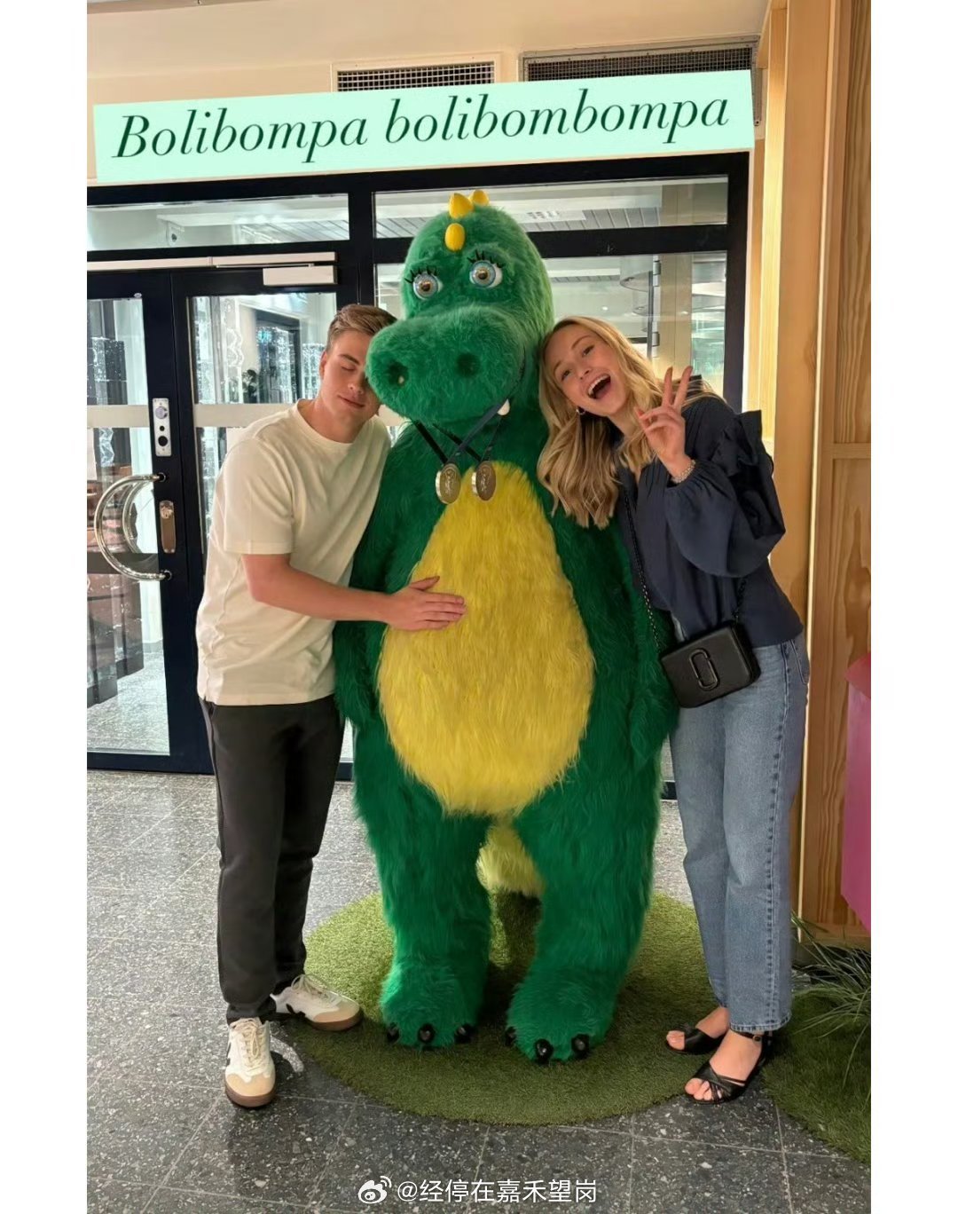 好怕他会纹在身上啊#小莫把银牌养的很好##小莫和女朋友约会都带着银牌# ​​​