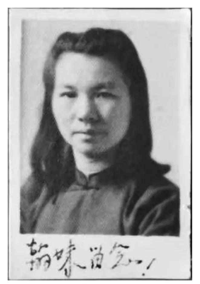 1950年，朱枫用牙咬断贴身的金锁片，又用手将一只金手镯折成两段，然后，一面屏息
