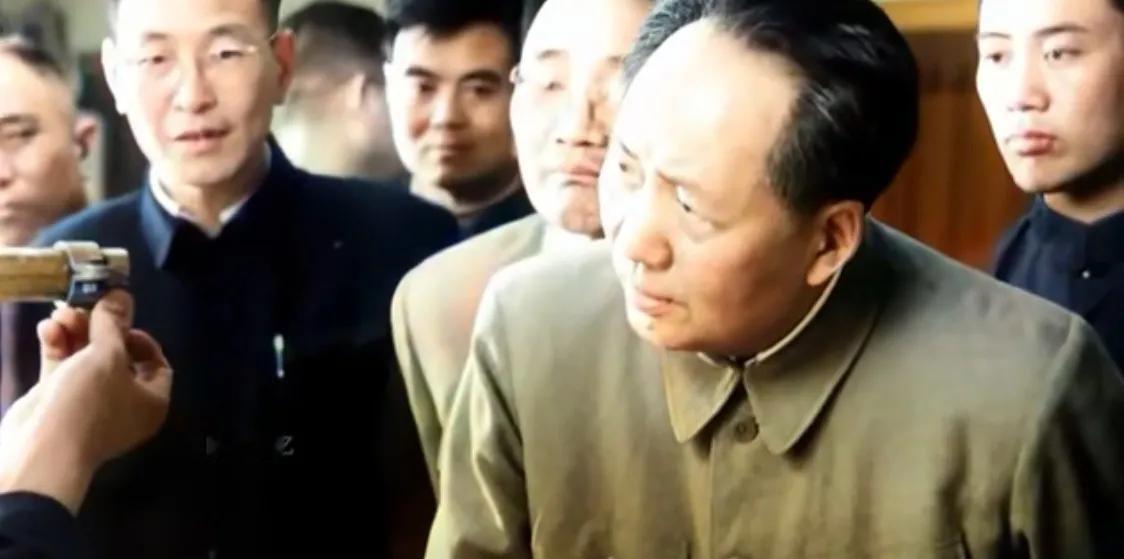 伟人在视察中，亲切与工作人员交谈，认真仔细地听工作人员介绍，其学习态度令人感叹。