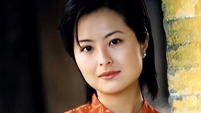 凤凰新闻【和李铁相守26年，离开央视后财富自由，定居上海，满头白发也坦然】张泉灵