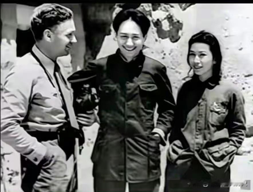 1939年，延安杨家岭的半山腰，毛主席留下这帧传世影像。
面对山河破碎的危局，他