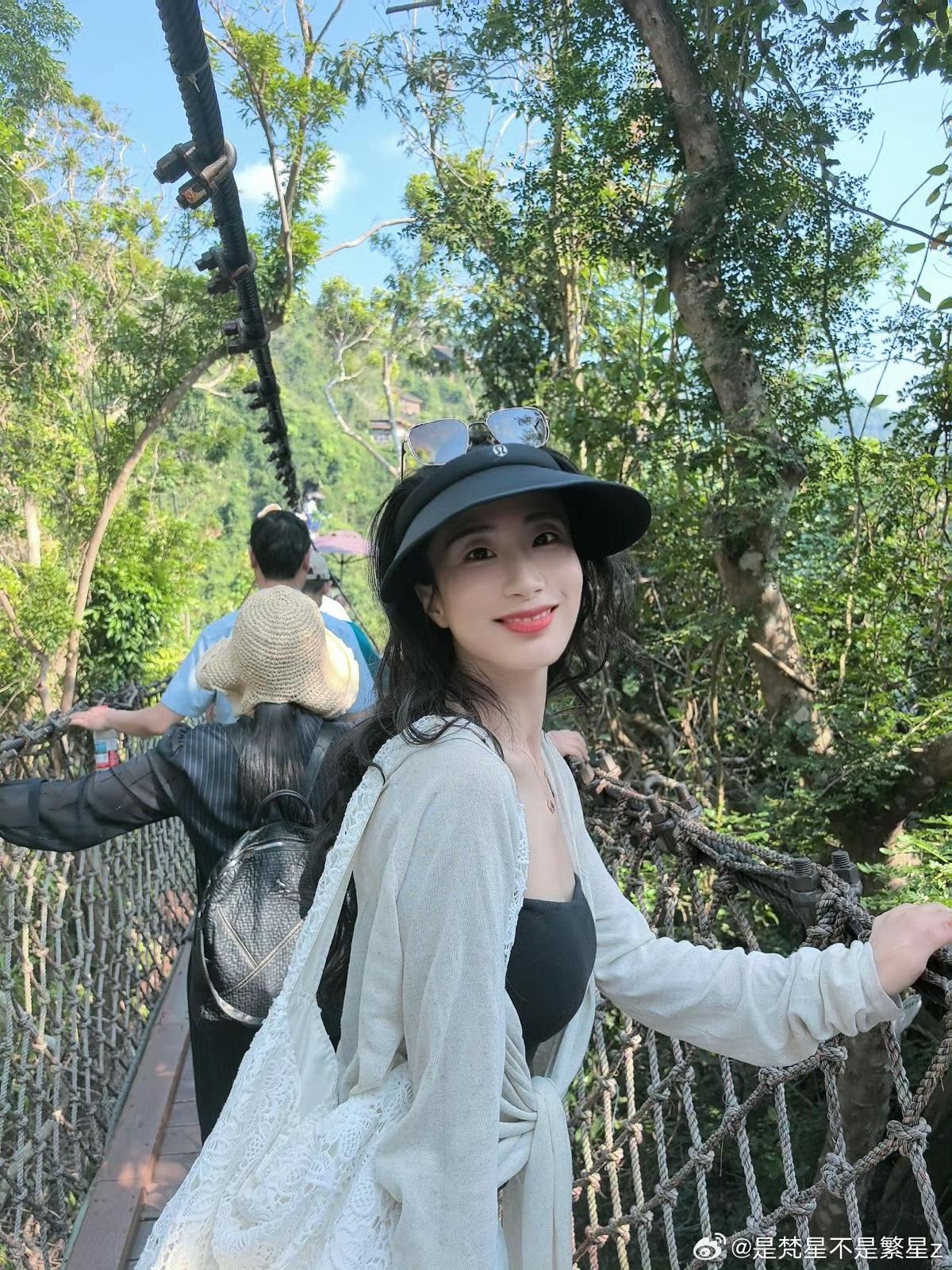 阳光明媚的森林探险，微笑面对每一天！🌞🌳😊